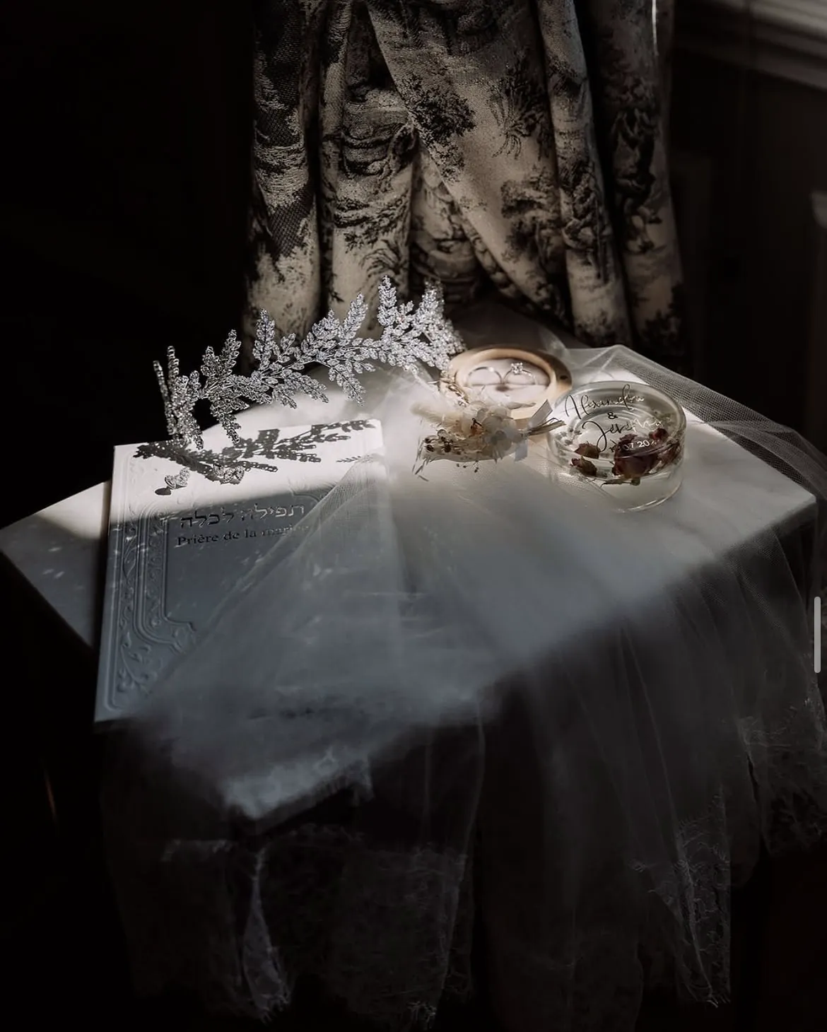 Diadème, livre de prières et alliances de la mariée