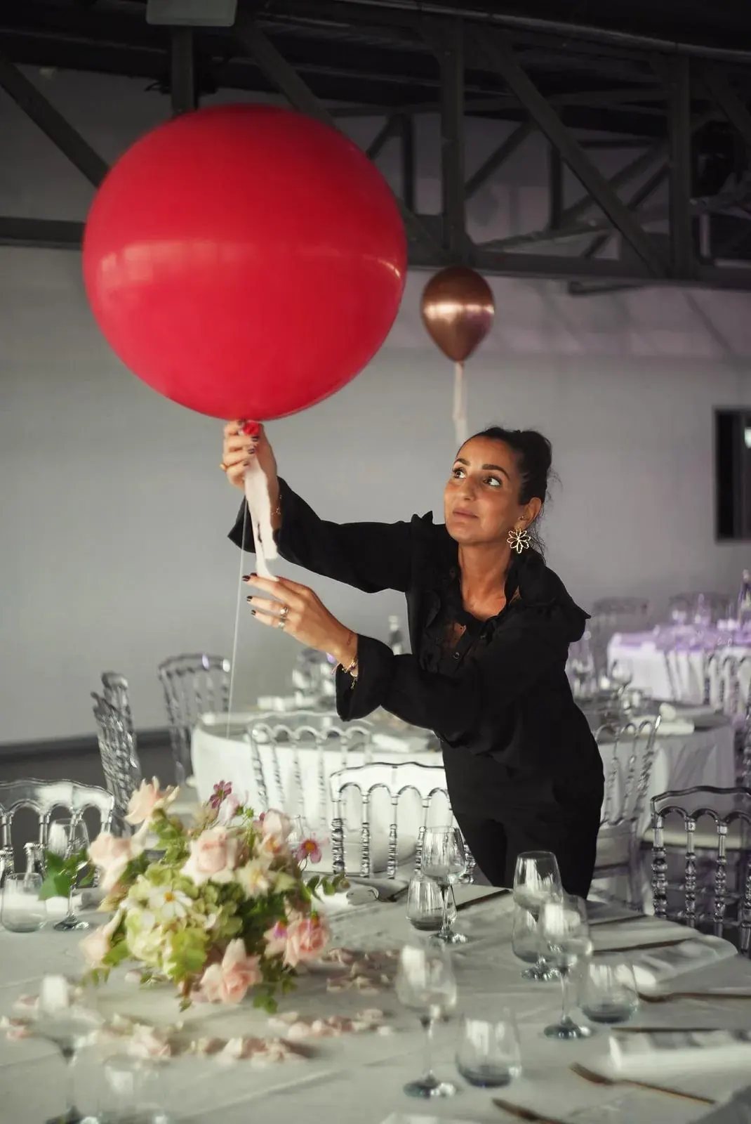 Alexia installe la décoration d'une salle de réception