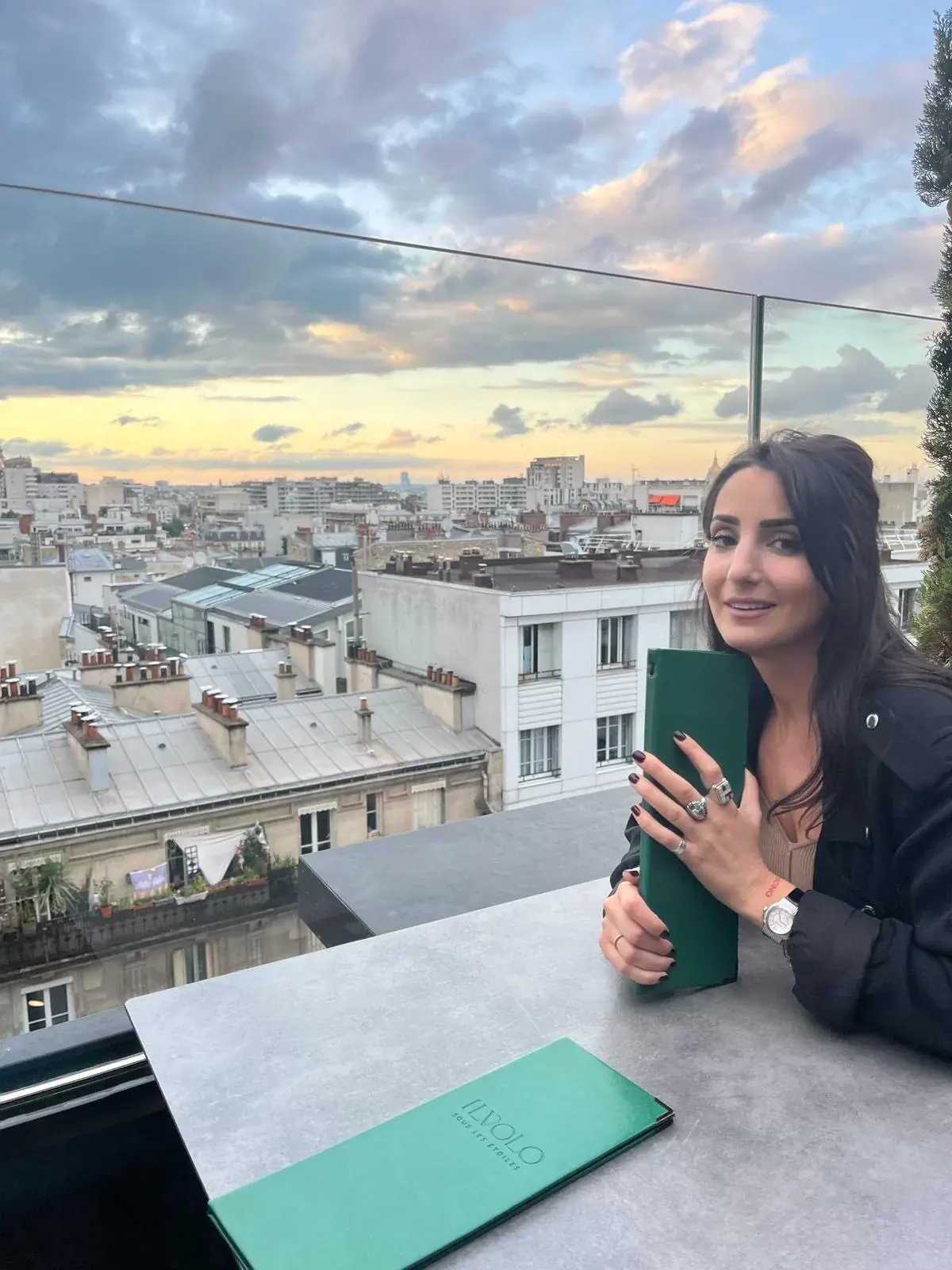 Portrait d'Alexia Benke sur un rooftop parisien