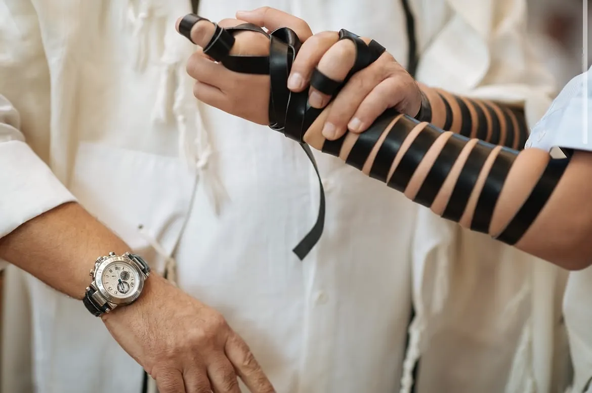 Mise des téfilines lors d'une bar mitzvah