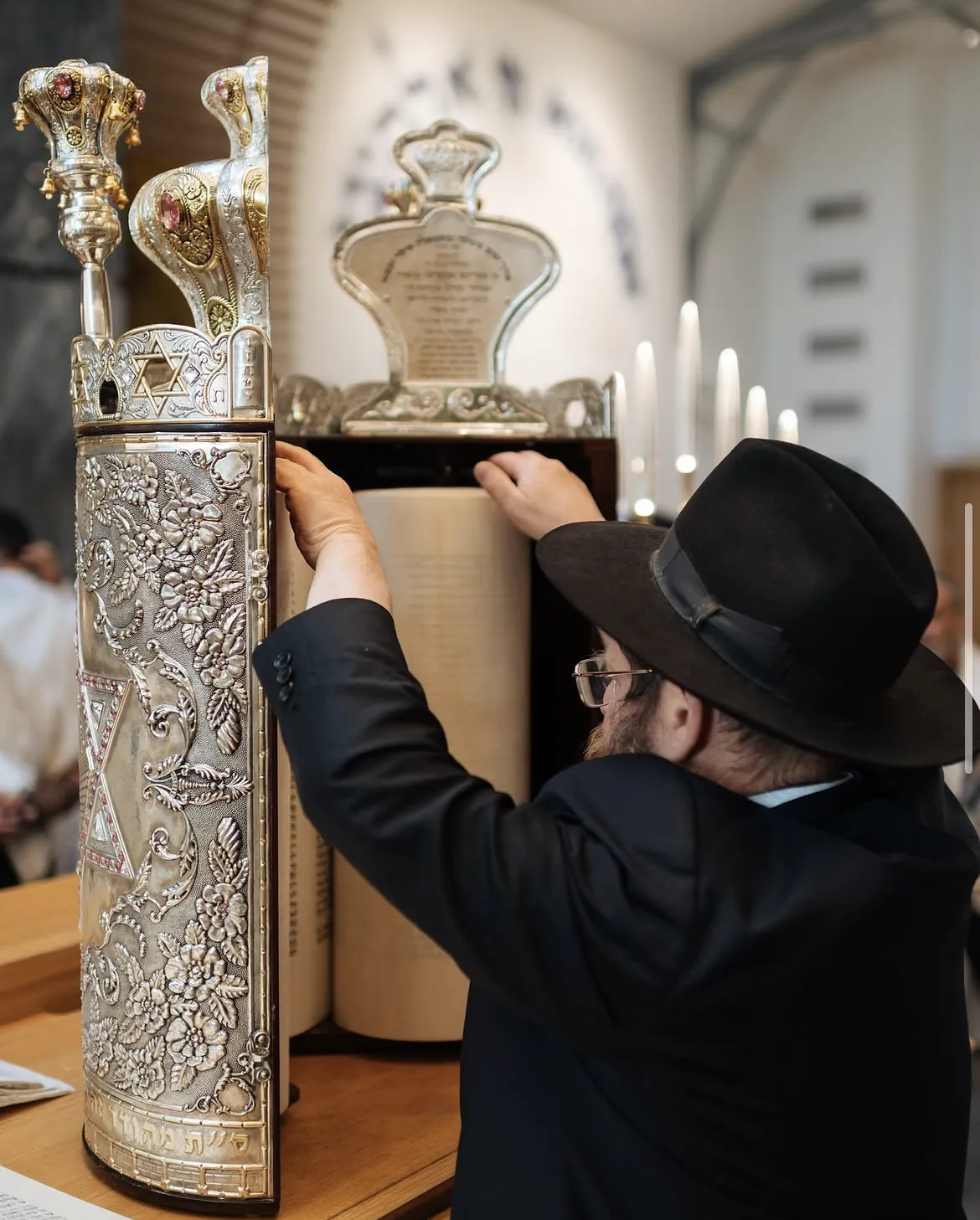 Le rabbin ouvre le rouleau de la Torah