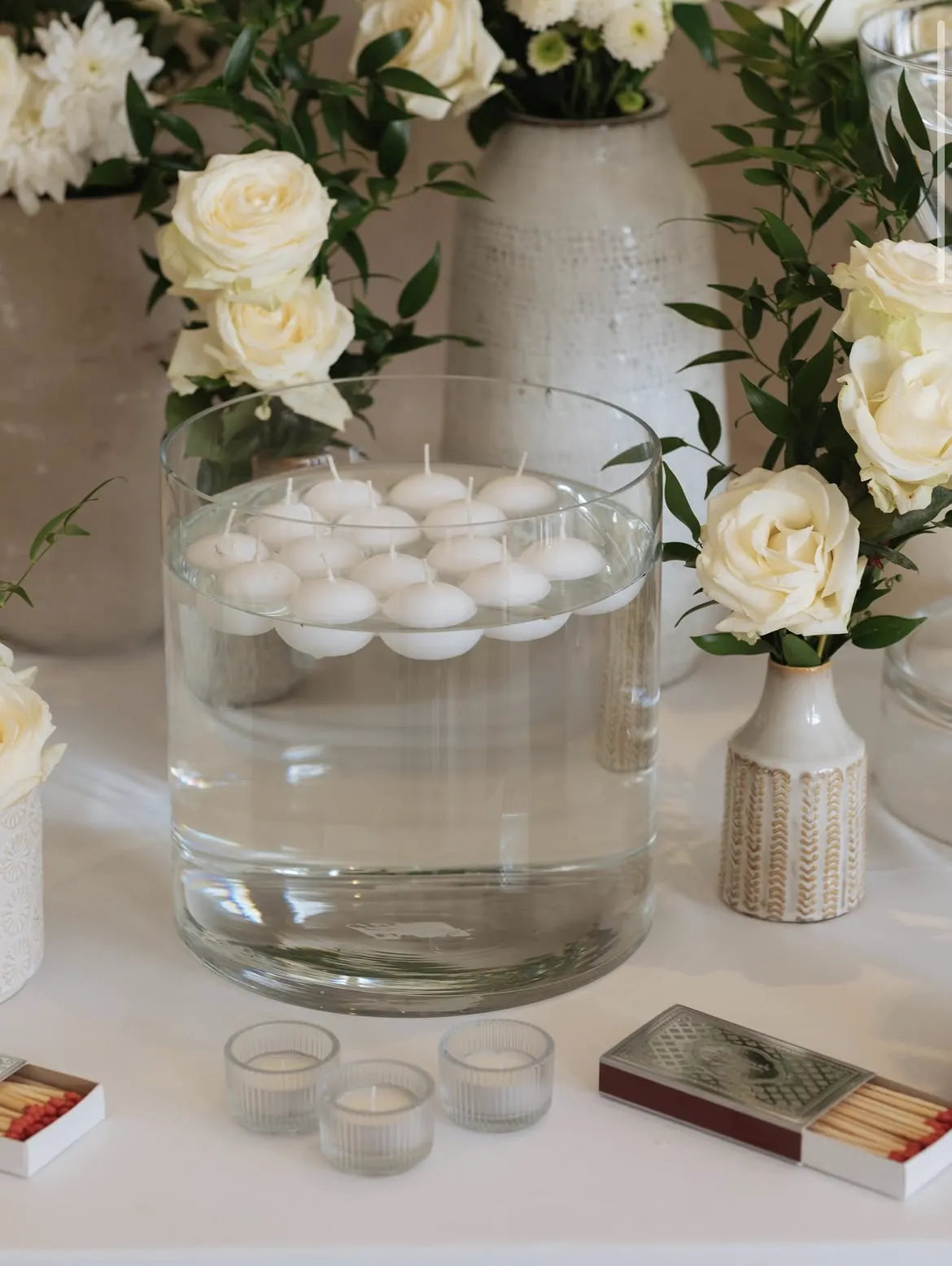 Bougies flottantes et roses blanches
