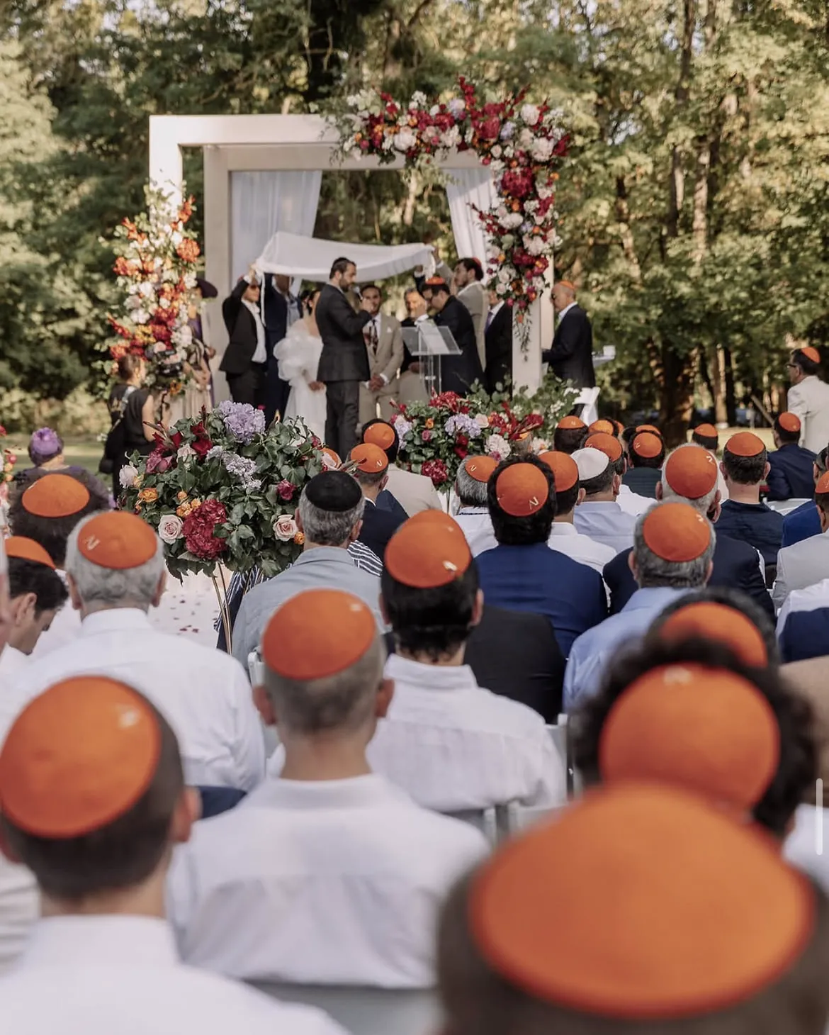 Invités de dos pendant une cérémonie de mariage en plein air