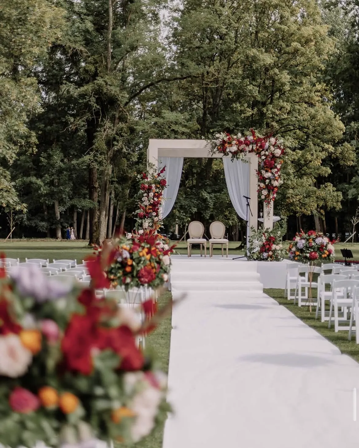 Houppa fleurie et allée blanche d'une cérémonie de mariage au Château Barthélemy