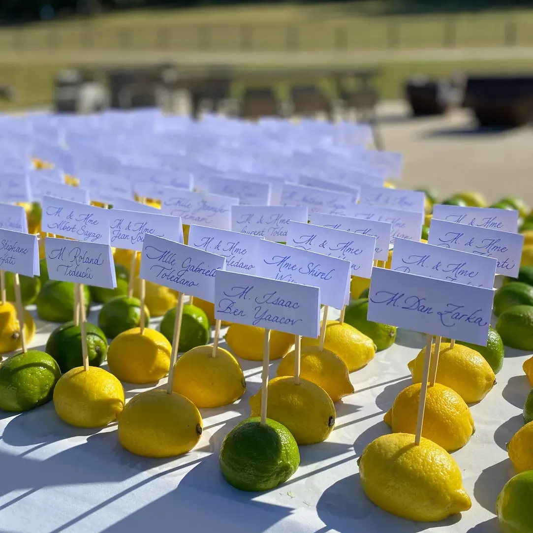 Plan de table présenté sur des citrons