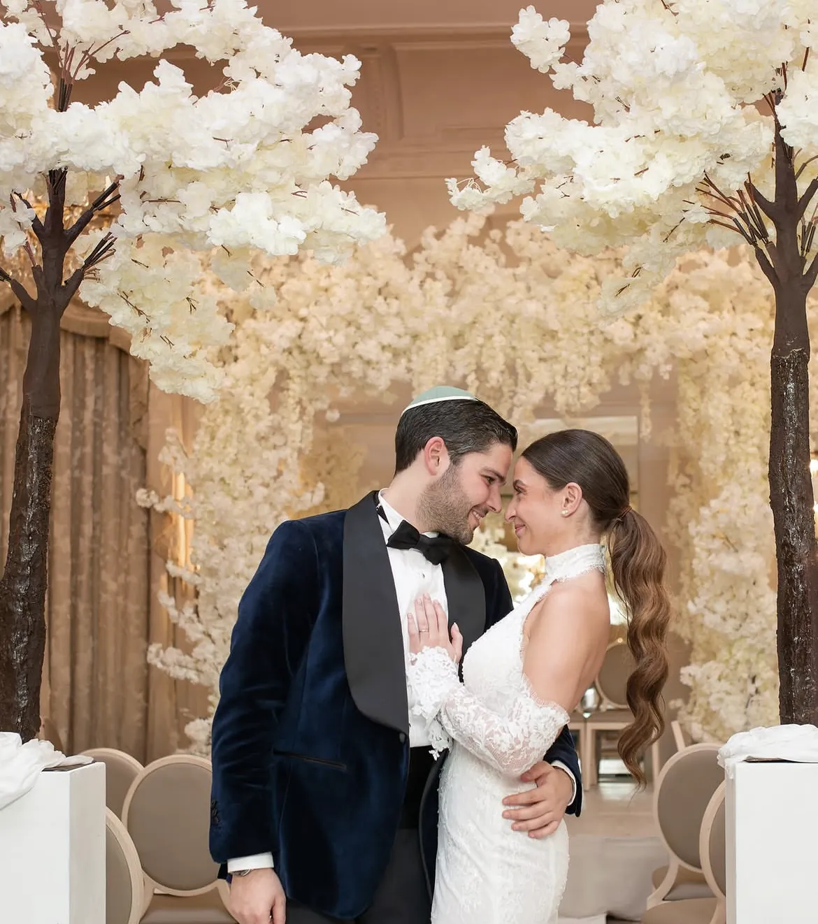 Les mariés sous des arbres en fleurs blanches au Pré Catelan