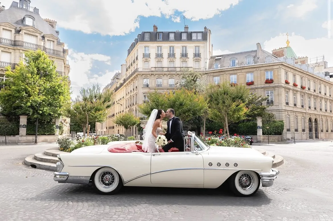 Les mariés dans une voiture de collection décapotable à Paris