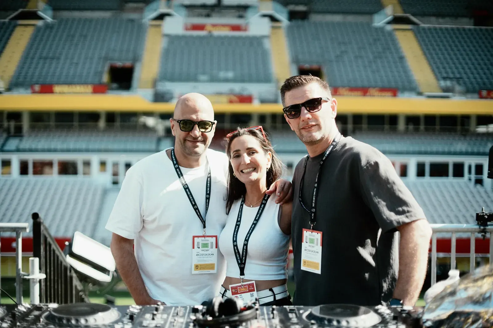 Saint-Honoré et Alexia devant les platines dans un stade