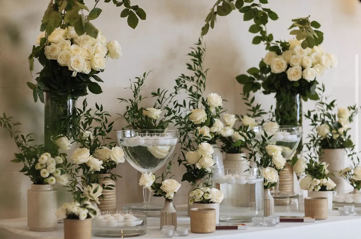 Table de bougies et roses blanches pour un shabbat plein à Chantilly